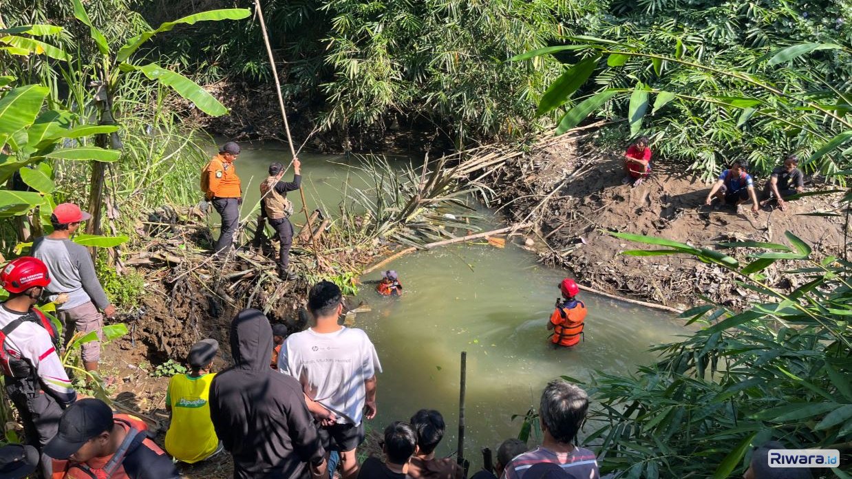 SAR gabungan menggelar pencarian untuk menemukan bocah yang tenggelam di Irigasi Singomerto Kabupaten Banjarnegara